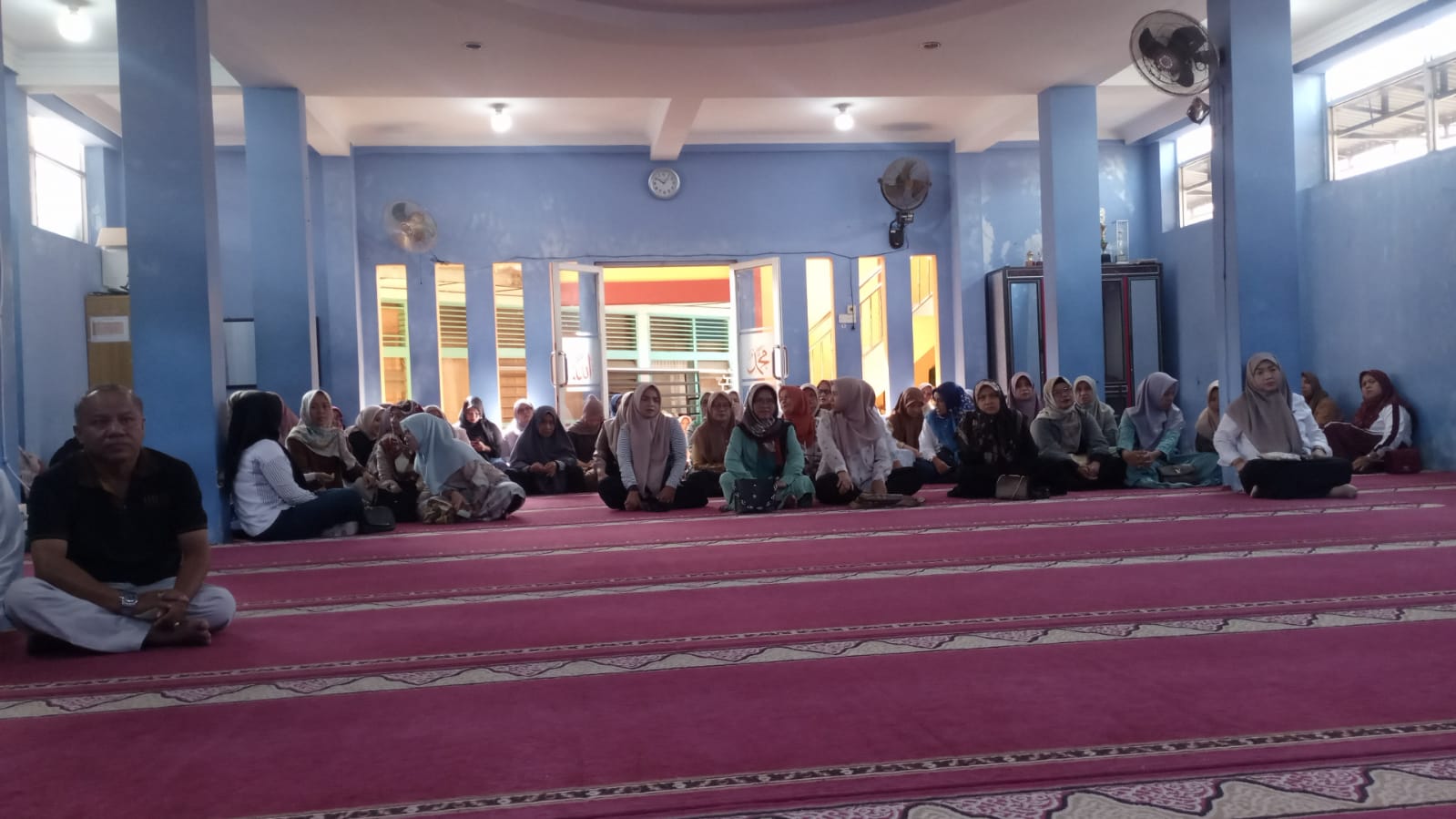 Suasana kegiatan berlangsung di Mushalla sekolah SMAN1 Batusangkar. (chandra antoni)