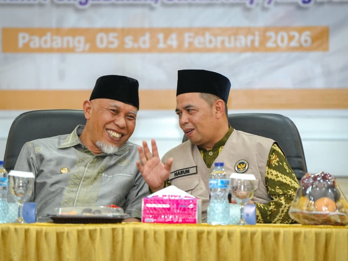 Gubernur Sumbar Mahyeldi dan Direktur Jenderal Ekosistem Ekonomi Haji Kementerian Haji dan Umrah RI, Harun Al Rasyid, pada pembukaan Pelatihan Petugas Haji di Padang, Kamis (5/2/2026). Foto Adpsb. 