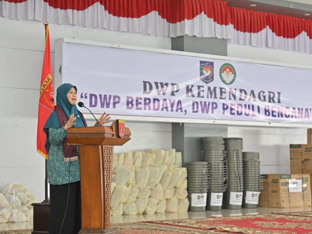 Penasihat DWP Provinsi Sumbar, Ny. Harneli Mahyeldi menyampaikan apresiasi dan terima kasih kepada DWP Kemendagri atas bantuan yang diberikan kepada ASN terdampak bencana di Sumbar, khususnya di Kabupaten Agam. Foto Adpsb.