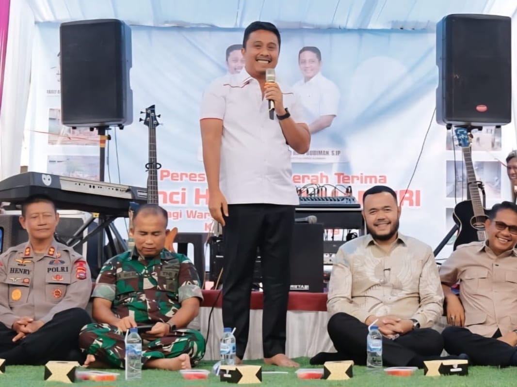 Wakil Gubernur Sumatera Barat, Vasko Ruseimy meresmikan Hunian Sementara (Huntara) Mandiri Kepalo Koto, Kecamatan Pauh, Kota Padang. Foto Adpsb. 