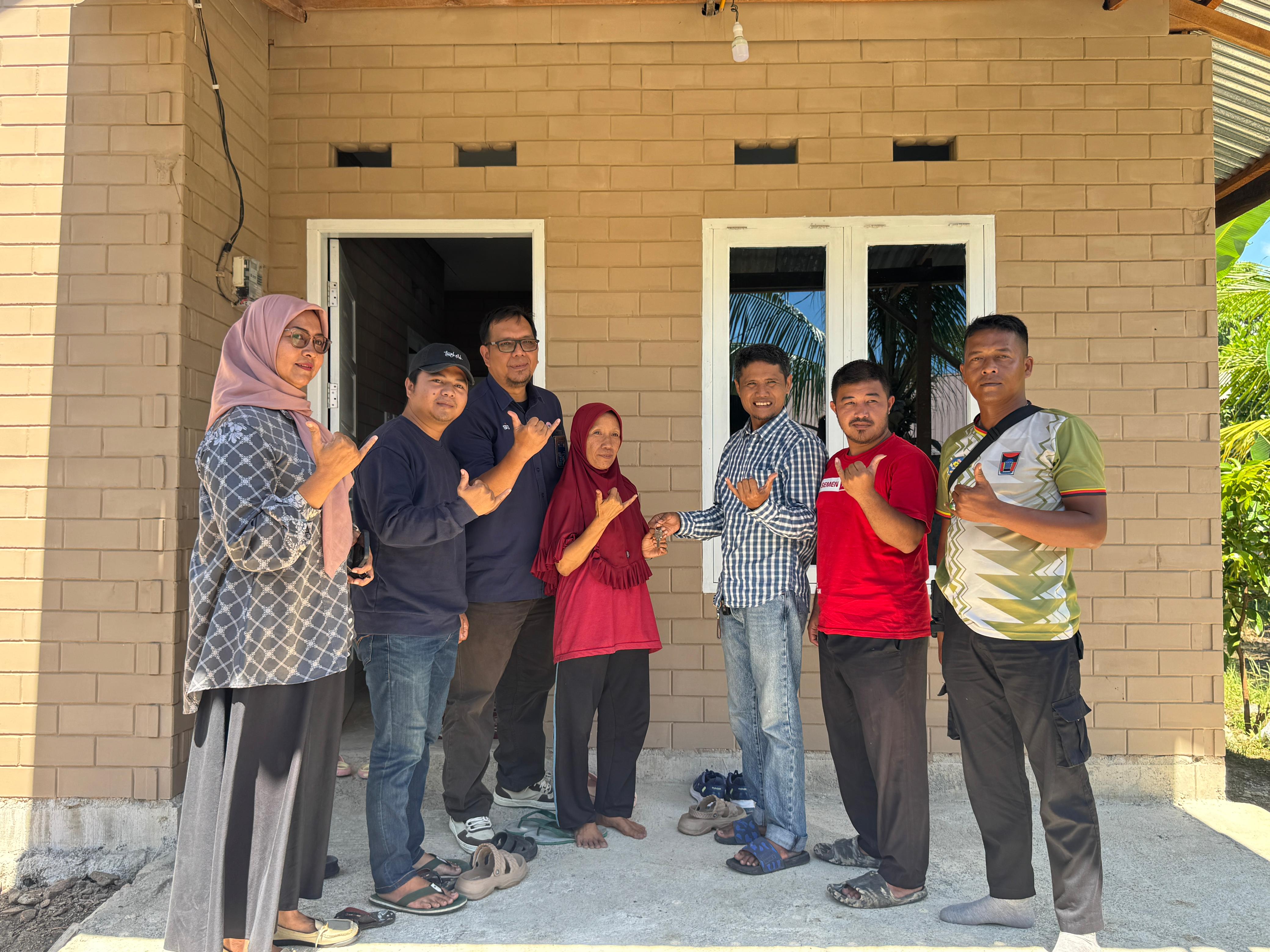 Serah terima kunci bantuan Bedah Rumah SEPABLOCK di Koto Lalang