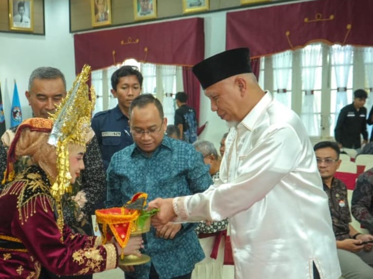 Gubernur Sumbar, Mahyeldi, saat menghadiri pelantikan pengurus METI Wilayah Sumbar di Padang. Foto Adpsb. 