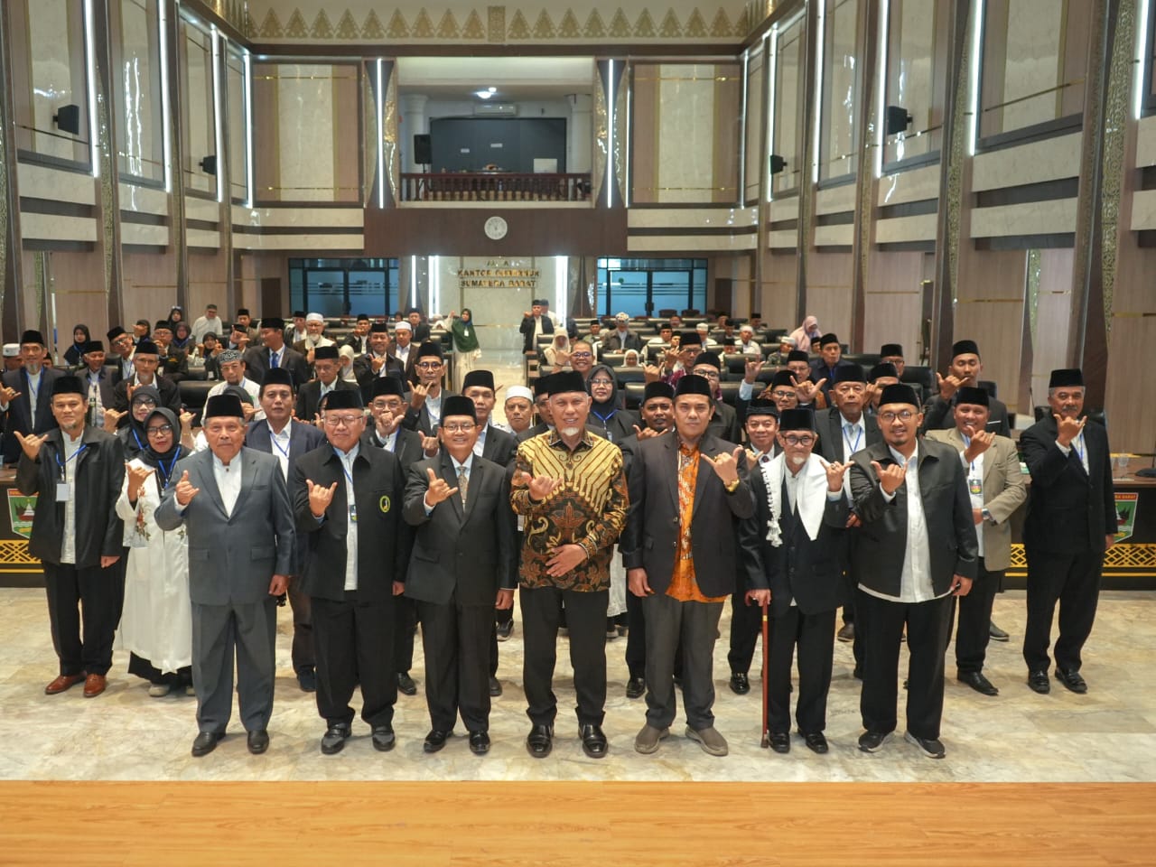 Gubernur Mahyeldi, bersama pengurus FK KBIHU Provinsi Sumbar dan DPD KBIHU Kabupaten/kota se- Sumbar di Padang, Sabtu (7/2/2026). Foto Adpsb. 