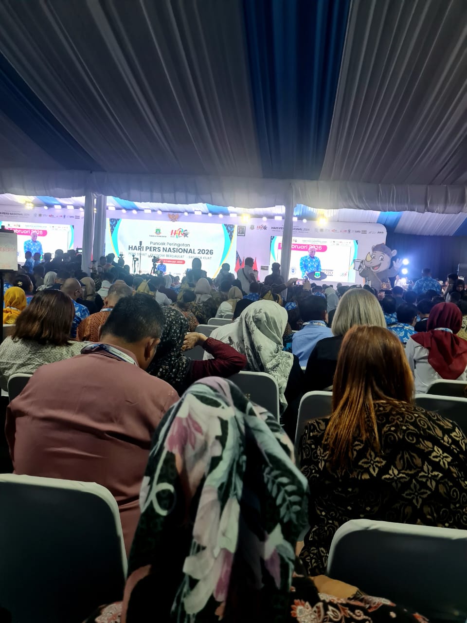 Suasana puncak peringatan Hari Pers Nasional 2026 di Banten, tanpa kehadiran Presiden Prabowo. Foto Batuah. 