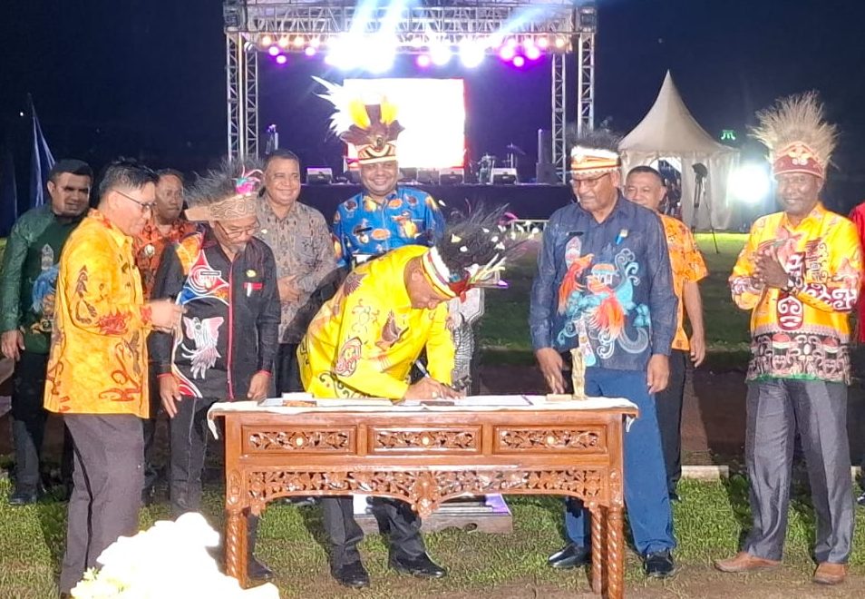 Bupati Kabupaten Waropen, Drs. Fransiscus Xaverius Mote, M.Si dalam sebuah kesempatan. Foto ist.