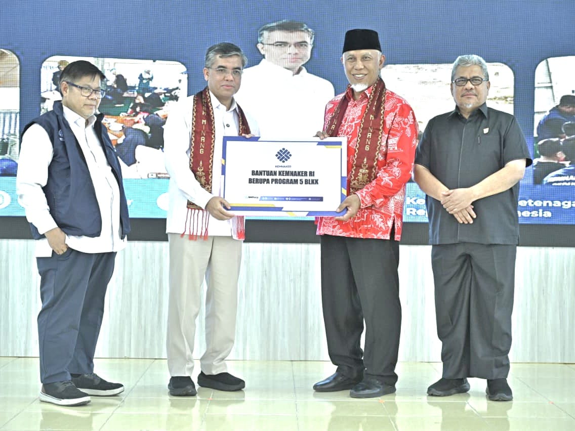 Menteri Ketenagakerjaan, Yassierli menyalurkan bantuan senilai Rp30,3 miliar kepada Gubernur Sumbar Mahyeldi bagi masyarakat terdampak bencana di Sumatera Barat. Foto Adpsb. 