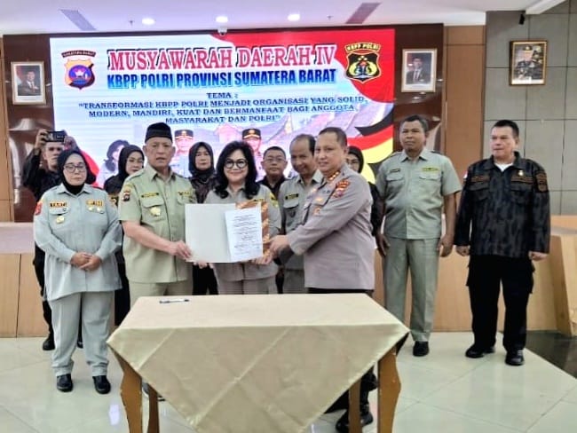 Ketua Syafrizal Ucok dan Pengurus Harian KBPP Polri Provinsi Sumbar setelah dilantik oleh Ketum KBPP Polri Dr. Evita Nursanty, M.Sc. Foto Gk.