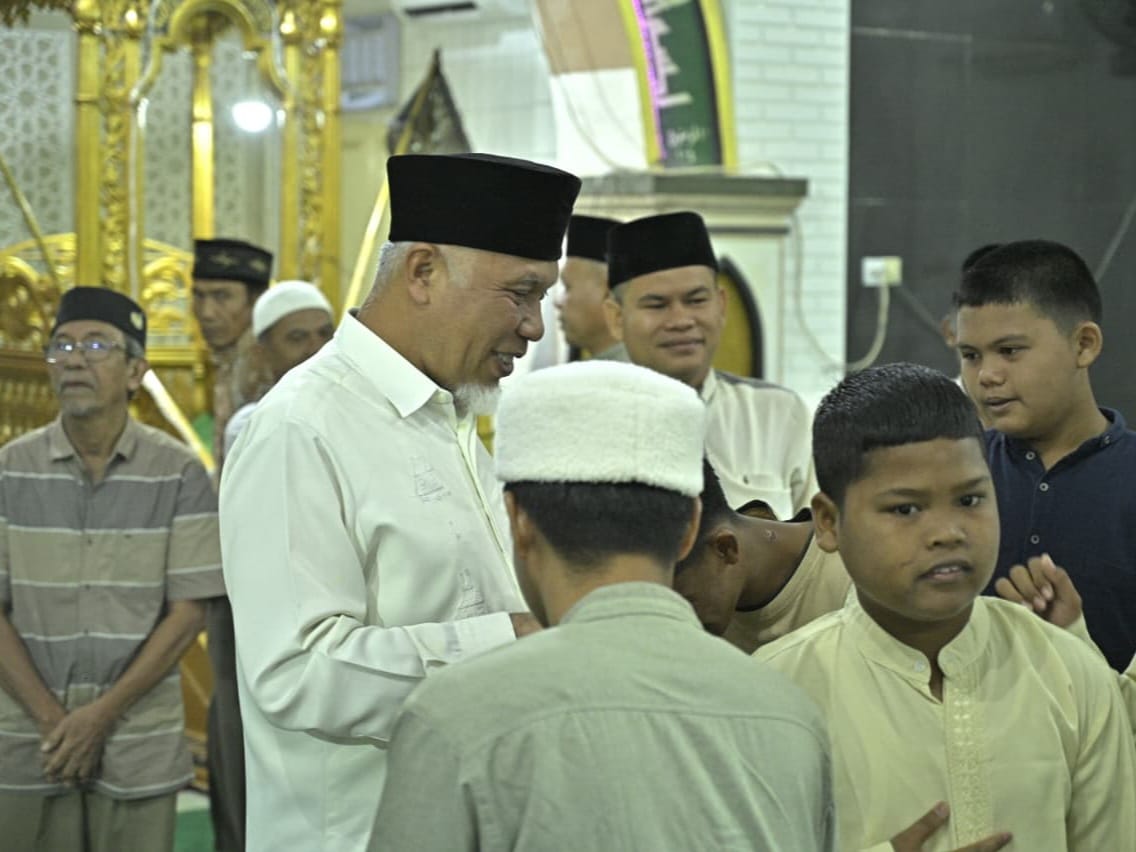 Gubernur Sumbar Mahyeldi, setelah menyampaikan tausiah subuh di Masjid Raya Air Bangis, Jumat (13/2/2026). Foto Adpsb. 