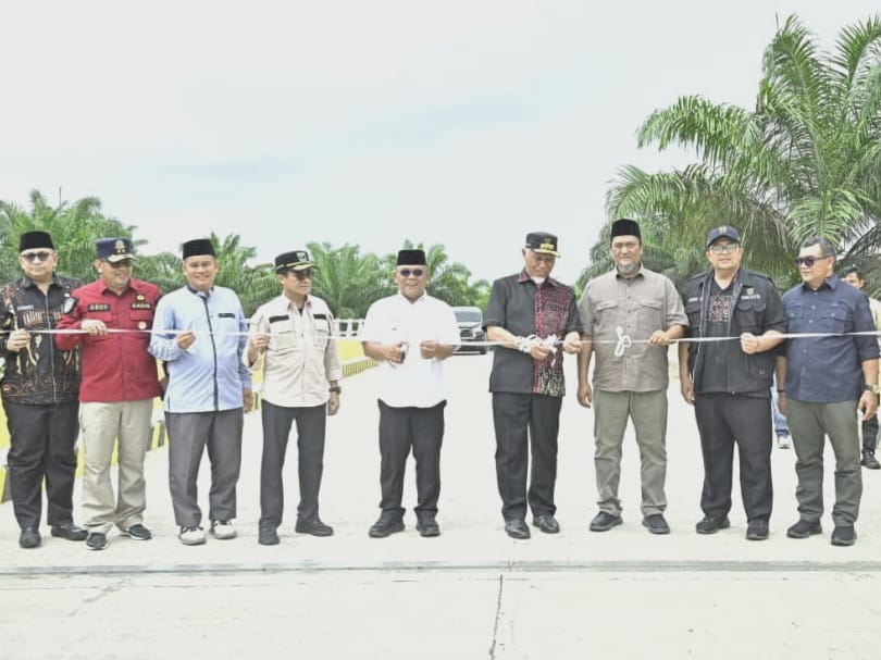 Gubernur Sumatera Barat, Mahyeldi Ansharullah meresmikan pemakaian tiga jembatan strategis di Kabupaten Pasaman Barat, bersama sejumlah pejabat Provinsi dan daerah setempat, Jumat (13/2/2026). Foto Adpsb. 