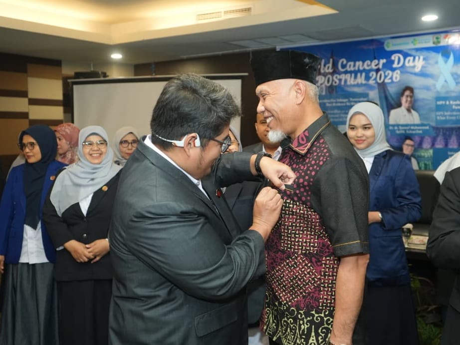 Pemasangan pin kepada Gubernur Sumbar Mahyeldi, setelah pelantikan pengurus Yayasan Kanker Indonesia (YKI) Cabang Koordinator Provinsi Sumatera Barat periode 2026–2031. Foto Adpsb. 