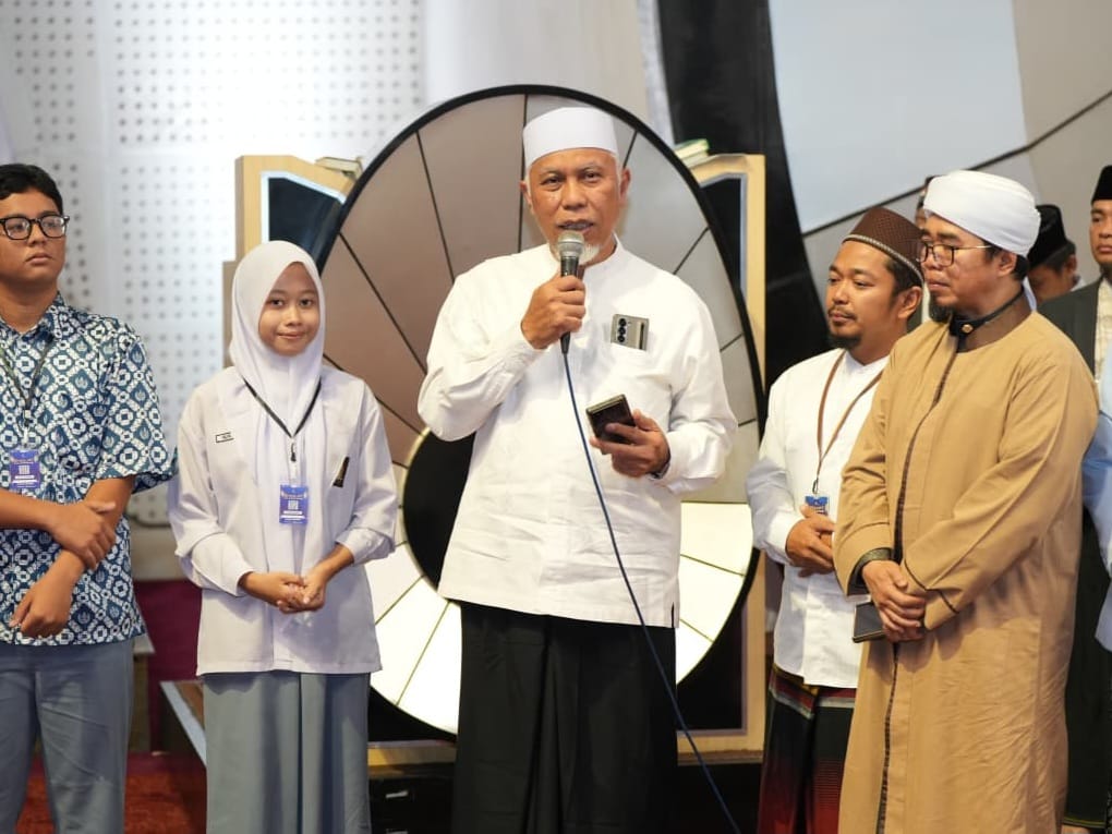 Gubernur Sumbar Mahyeldi dan penceramah yaitu Ketua Bidang Metodologi Fatwa Majelis Ulama Indonesia (MUI) Pusat, Buya Dr. H. Gusrizal Gazahar, Lc., M.Ag, di masjid Raya Khatib Alminangkabawi Sumbar. Foto Adpsb. 