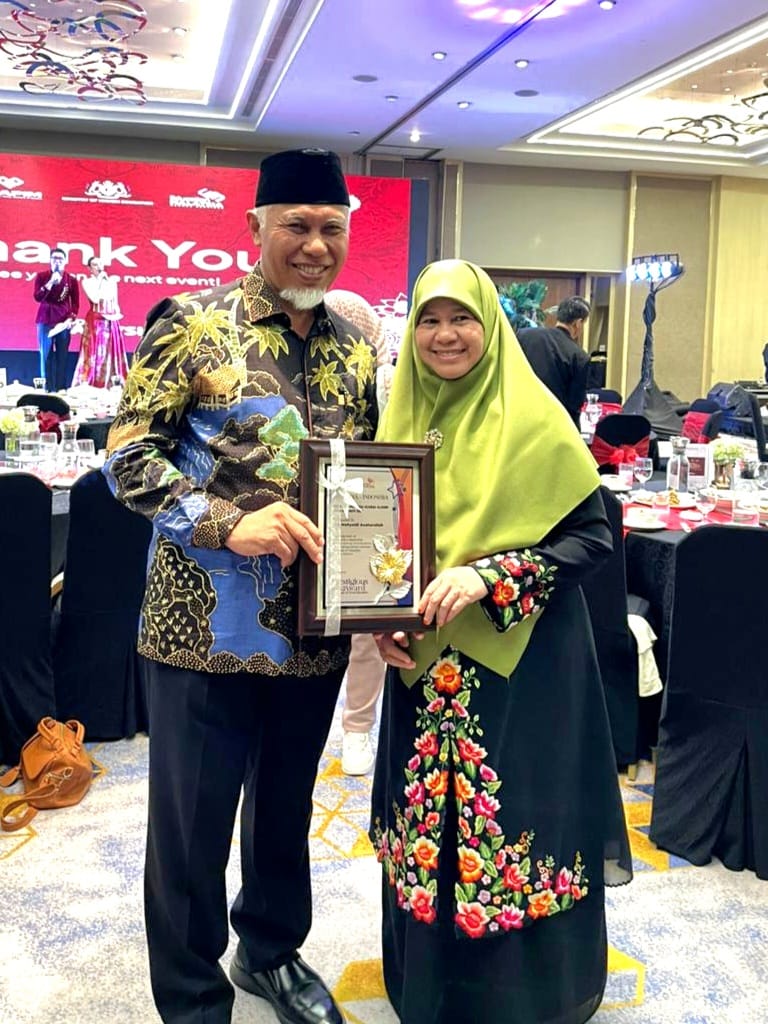 Gubernur Sumbar Mahyeldi hadir bersama istri, Ny. Harneli, sebagai tamu kehormatan sekaligus alumni Universiti Islam Antarabangsa Sultan Abdul Halim Mu’adzam Shah (UniSHAMS) Kedah, Malaysia, dalam Ghatering alumni di Jakarta. Foto Adpsb. 