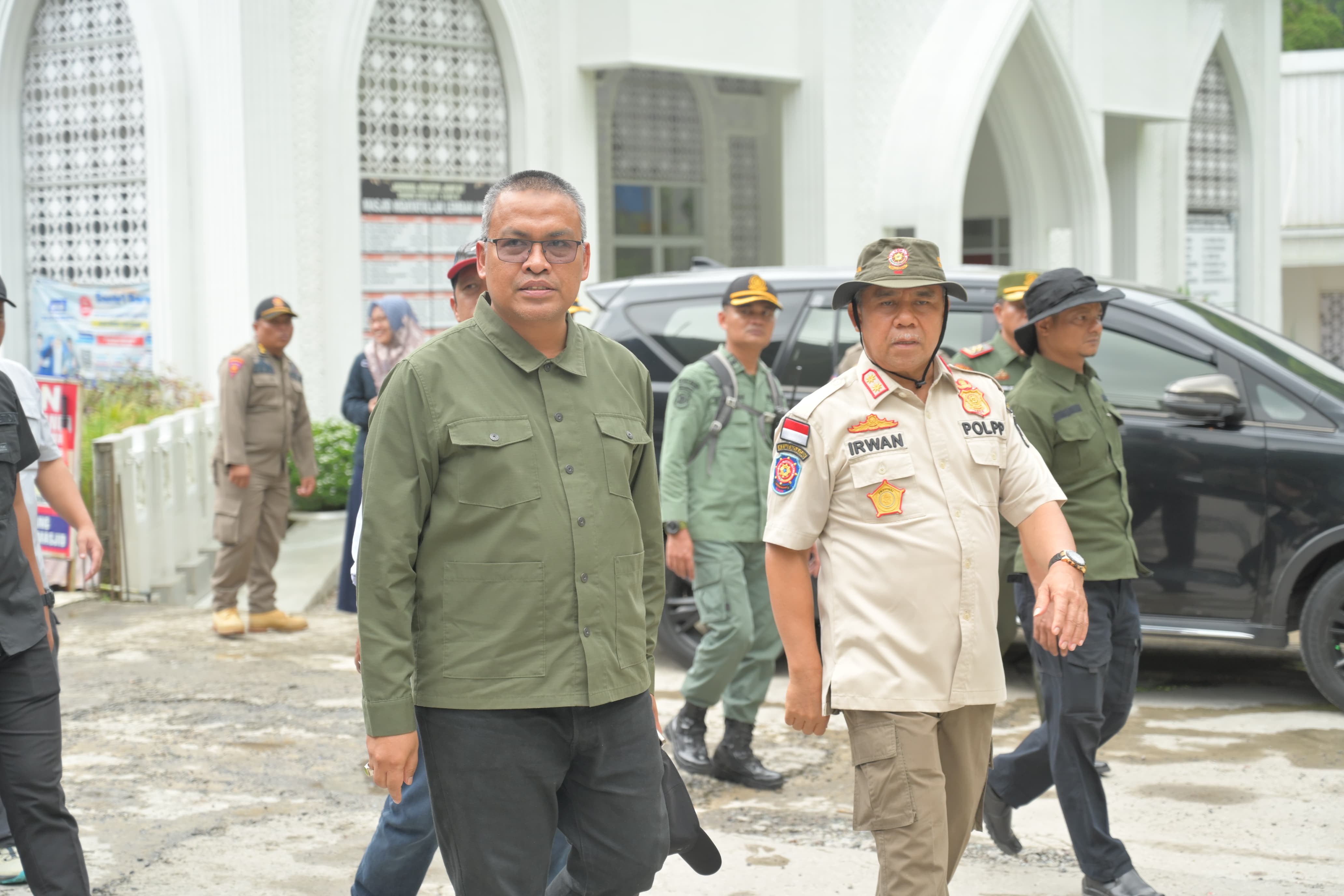 Sekretaris Daerah Provinsi Sumbar, Arry Yuswandi saat meninjau progres perbaikan jalan Lembah Anai di Kabupaten Tanah Datar, Senin (16/2/2026). Foto Adpsb.