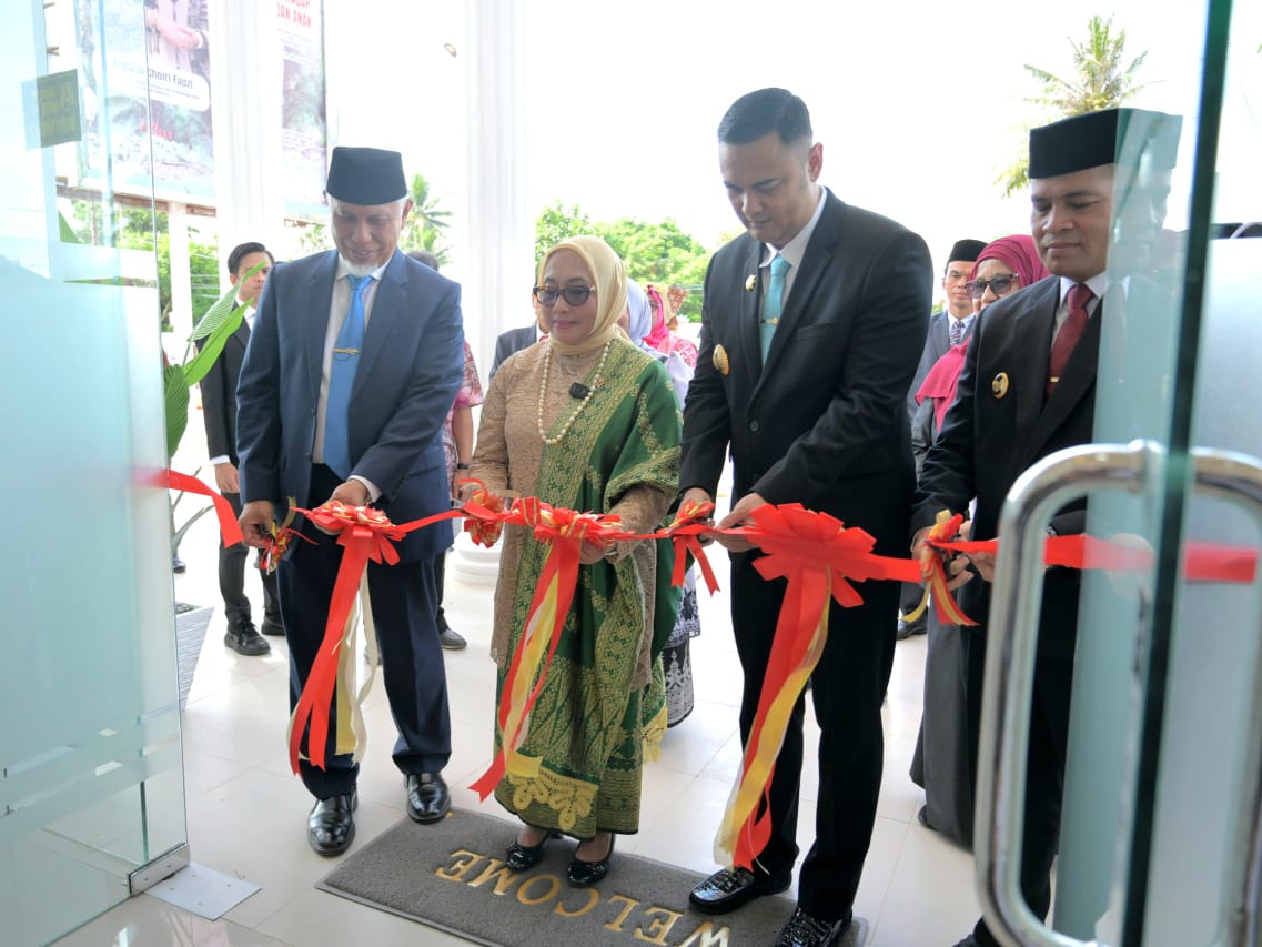 Gubernur Sumatera Barat, Mahyeldi mendampingi Menteri Pemberdayaan Perempuan dan Perlindungan Anak (PPPA) RI, Arifatul Choiri Fauzi meresmikan Unit Pelaksana Teknis Daerah. Foto Adpsb. 