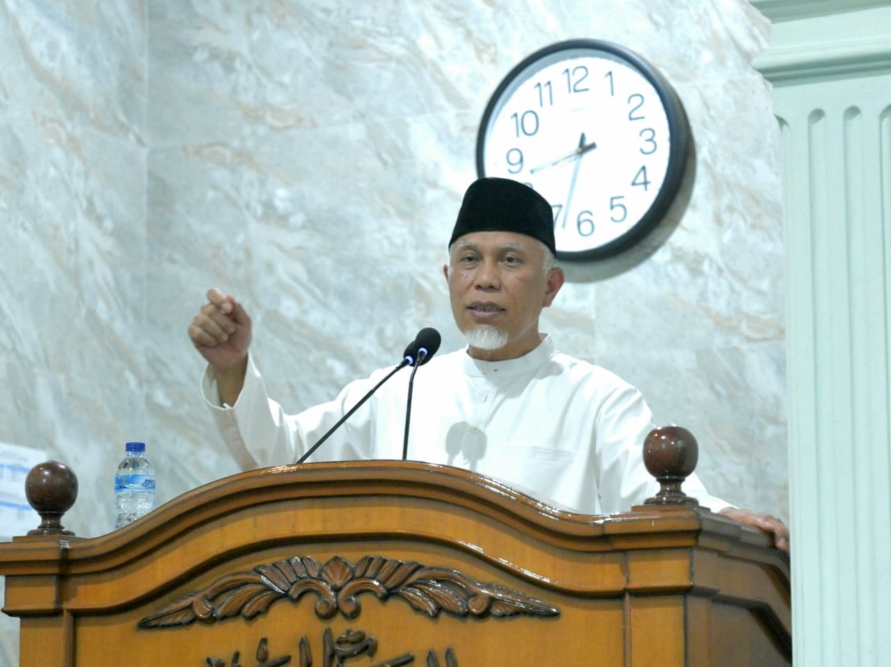 Gubernur Sumbar, Buya Mahyeldi, salat tarawih perdana dan memberi ceramah Ramadan 1447 Hijriah di Masjid Muhajirin, Wisma Indah 3, Tabing, Kota Padang, Rabu malam (18/2/2026). Foto Adpsb. 