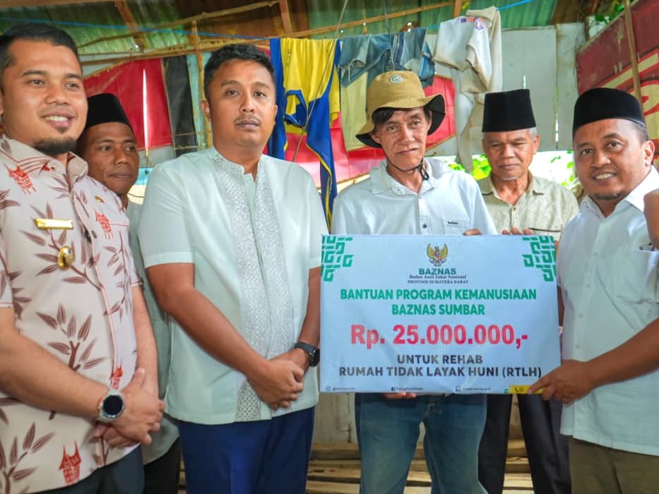 Wakil Gubernur Sumatera Barat, Vasko Ruseimy menyalurkan bantuan bedah rumah kepada Muhammad Akmal (56), warga Talago, Nagari VII Koto Talago, Kecamatan Guguak, Kabupaten Limapuluh Kota, Kamis (19/2/2026). Foto Adpsb. 