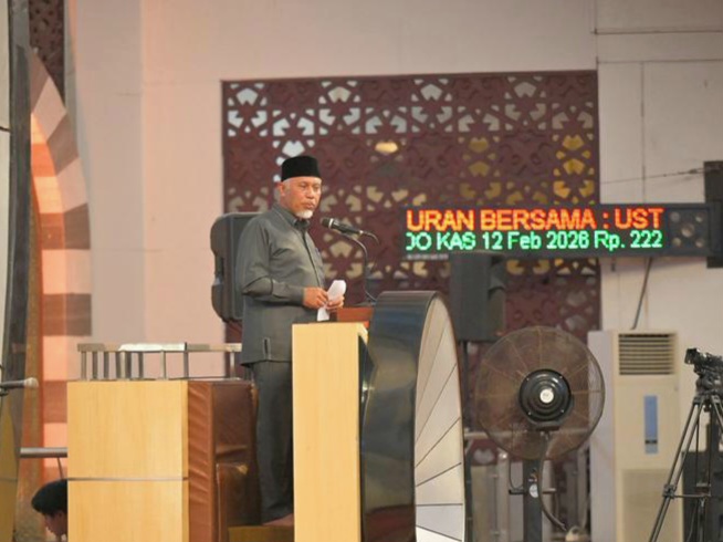 Gubernur Sumbar Mahyeldi memberikan tausiah di masjid Raya Syekh Ahmad Khatib Alminangkabawi, di Padang. Foto Adpsb. 