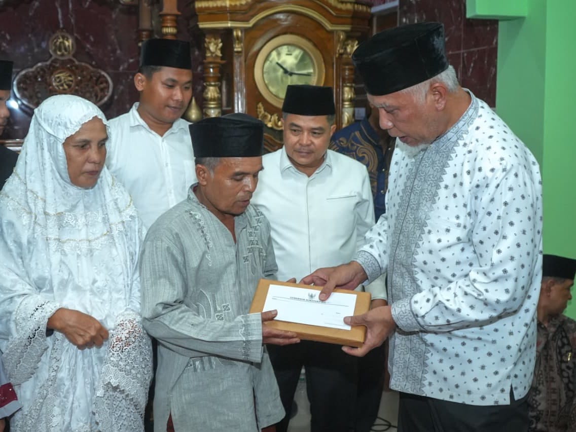 Gubernur Sumbar Mahyeldi menyerahkan bantuan dana Hibah sebesar Rp50 juta untuk perbaikan masjid. Foto Adpsb. 