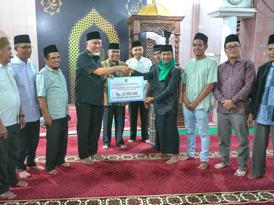 Gubernur Mahyeldi menyerahkan bantuan perbaikan Masjid Paninggahan secara simbolis sebesar Rp25 juta kepada pengurus Masjid Paninggahan. Foto Adpsb. 