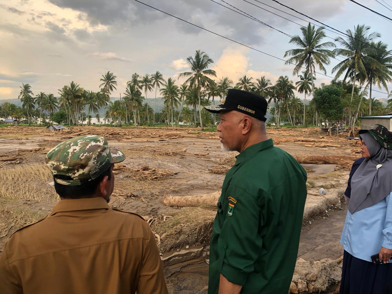 Gubernur Sumatera Barat Mahyeldi, memandang jauh, kawasan terkena bencana banjir longsor. Foto Adpsb. 