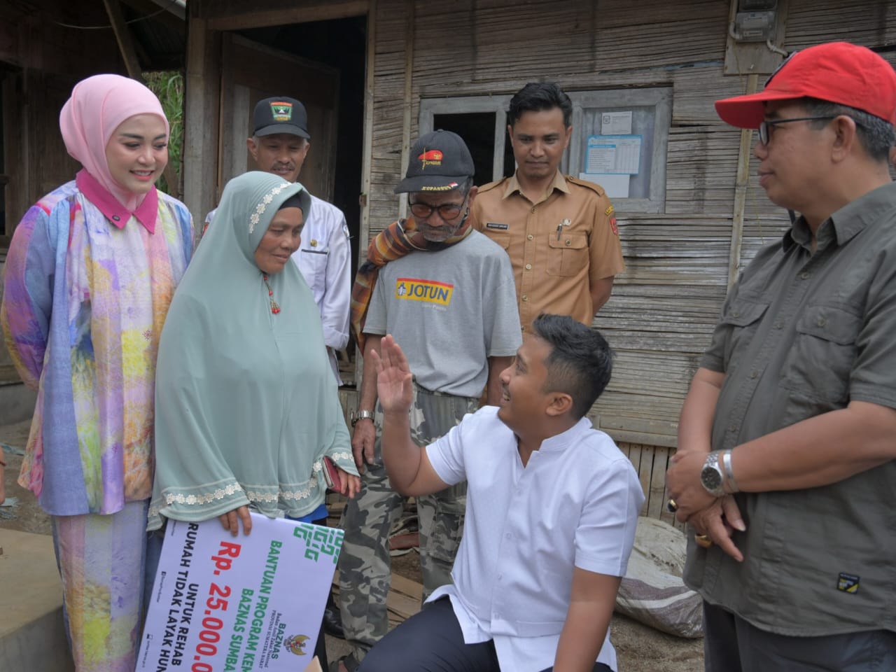 Wakil Gubernur Sumbar Vasko, menyerahkan bantuan di Canduang, Kabupaten Agam, untuk Ernita (53), buruh tani yang rumahnya tidak layak huni. Foto Adpsb. 