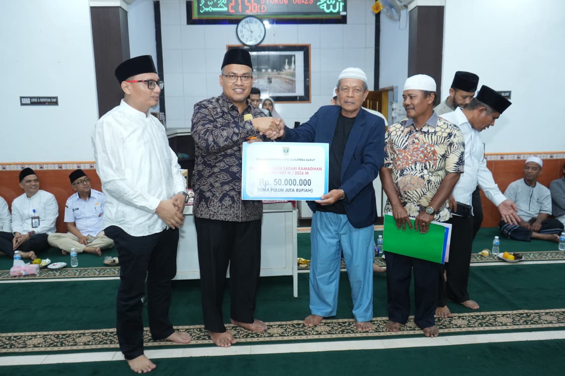 Sekretaris Daerah Provinsi Sumbar, Arry Yuswandi, menyerahkan bantuan untuk Masjid Nurul Huda, Nagari Sariak, Kecamatan Luhak Nan Duo, Pasaman Barat  