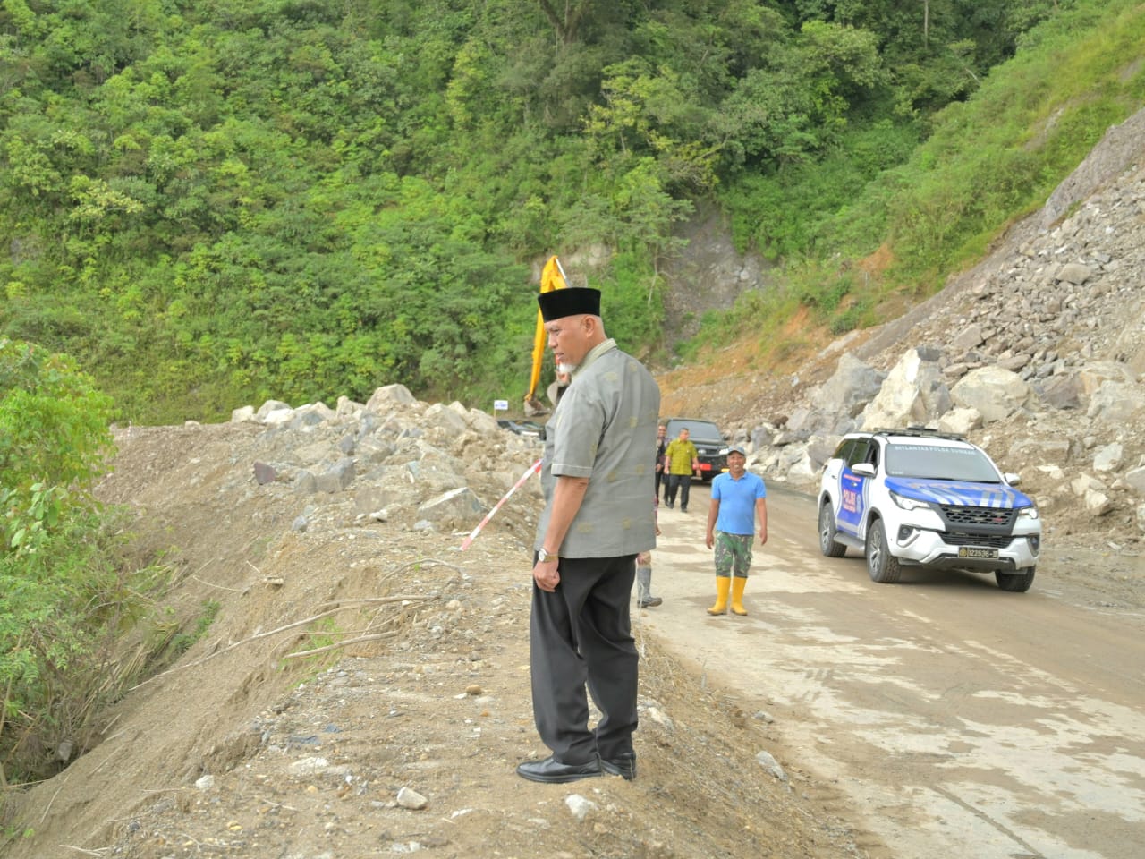 Gubernur Sumatera Barat Mahyeldi, turun ke lokasi pekerjaan jalan Malalak dan Lembah Anai, jalur yang selalu padat saat Libur Lebaran. Foto Adpsb. 