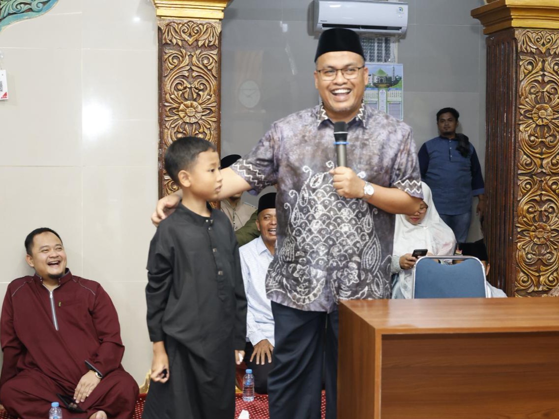 Sekretaris Daerah Provinsi Sumatera Barat, Arry Yuswandi, saat Safari Ramadan 1447 H di Masjid Nurul Islam Pariaman. Foto Adpsb. 