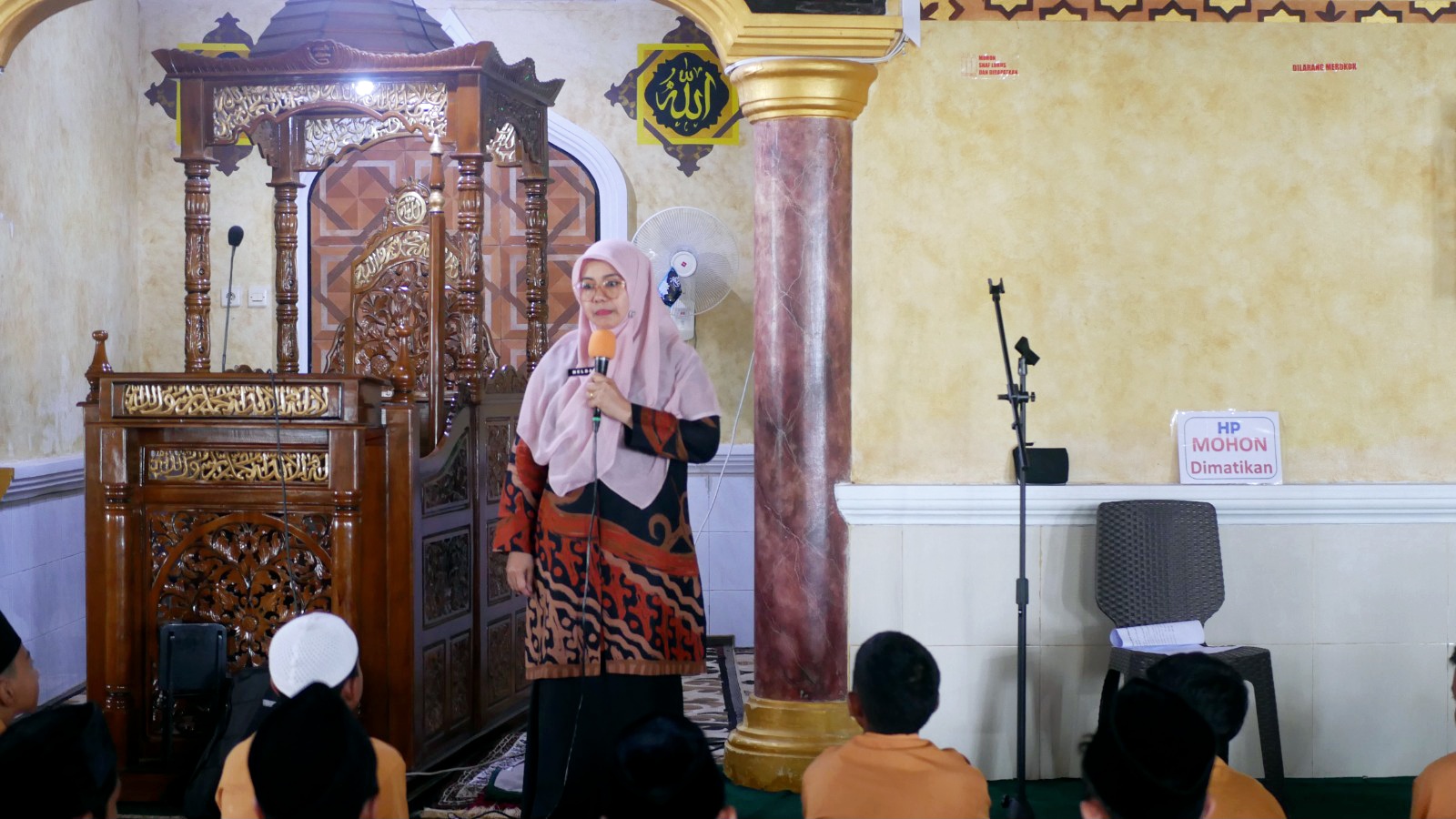 Kepala SMPN 1 Bukittinggi Neldawati S. Pd Saat Pesantren Ramadhan ( Foto: Minangsatu)