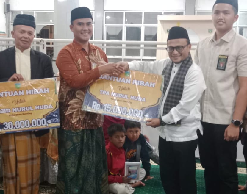 Kadinsos Winarno saat serahkan bantuan kepada pengurus masjid Nurul Huda Ganting.