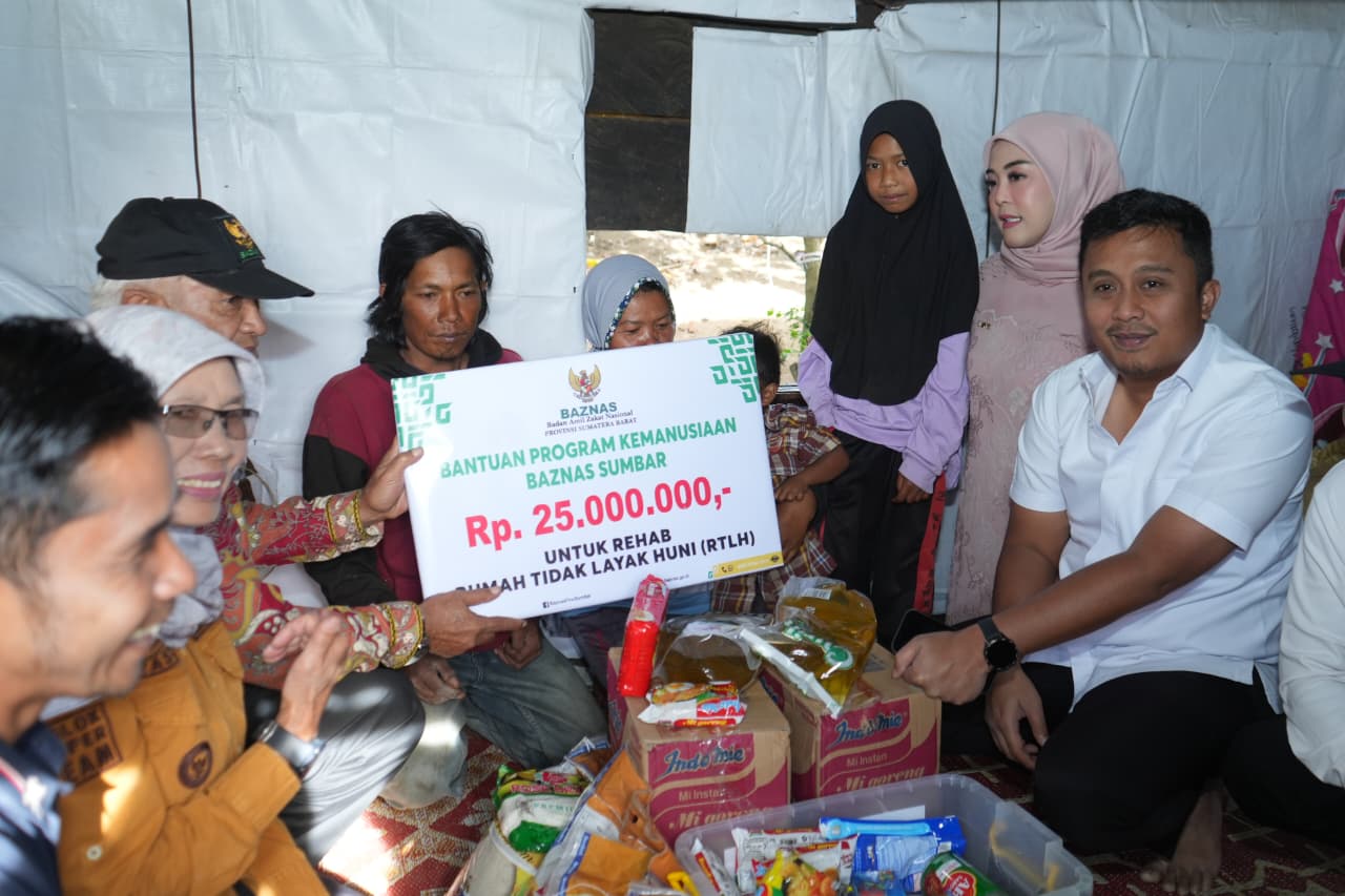 Wagub Sumbar Vasko Ruseimy bersama keluarga Dasiman di rumah yang tak huni di Jorong Taratak Baru, Kabupaten Solok, Sabtu (28/2/2026). Foto Adpsb. 