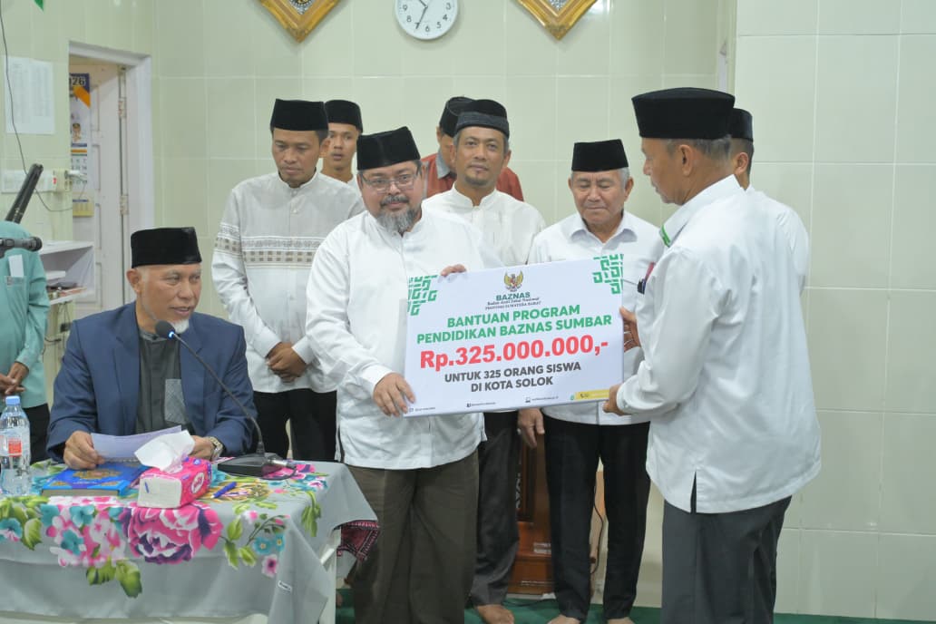 Gubernur Sumbar Mahyeldi saat Safari Ramadan 1447 H di Masjid Taubah, Komplek Perumahan Green Hills Arya VI Suku, Kota Solok, Sabtu (28/2/2026). Foto Adpsb. 