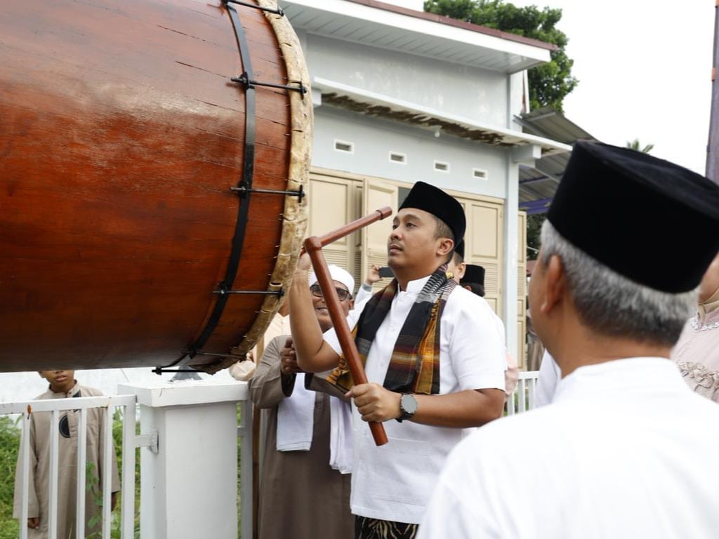 Wagub Vasko, meresmikan pemakaian bedug (tabuah) masjid Nurul Yaqin, Air Dingin, Padang. Foto Adpsb. 
