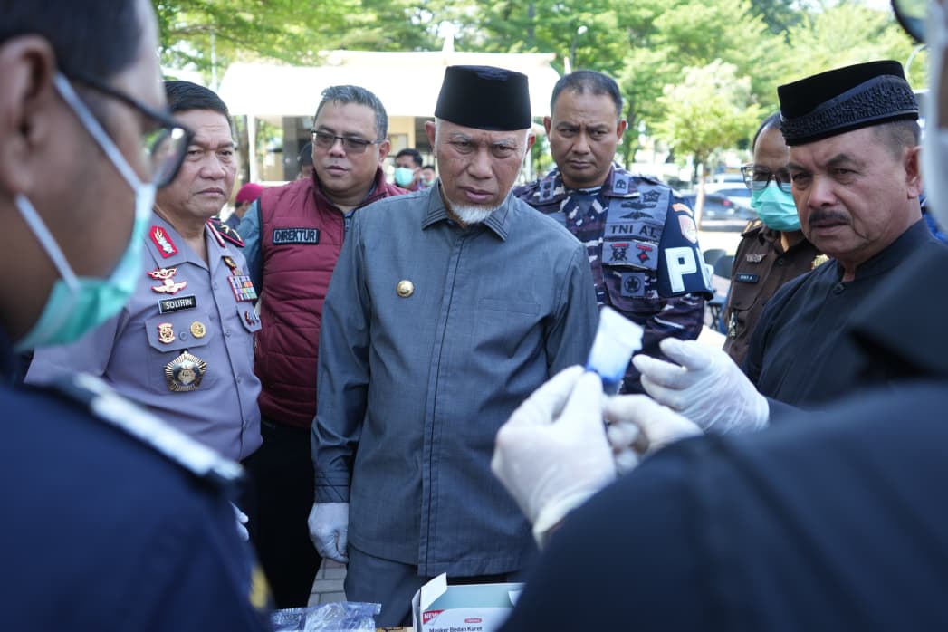 Gubernur Sumbar Mahyeldi saat menghadiri pemusnahan barang bukti narkotika di Mapolda Sumbar, Selasa (3/3/2026). Foto Adpsb. 