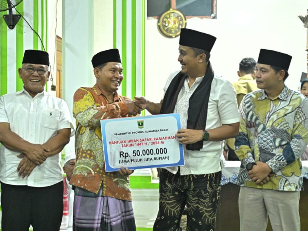 Wakil Gubernur Sumbar, Vasko Ruseimy, menyerahkan secara simbolis bantuan Rp50 juta untuk Masjid Raya Istiqomah, PasamanBarat. Foto Adpsb. 