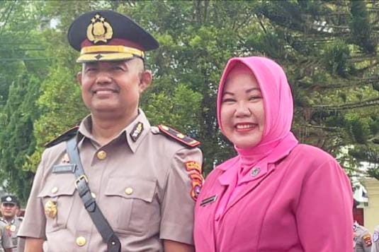 Kompol H Syafrizen, SH., dipercaya sebagai Wakapolres Pesisir Selatan dan istri Yossy Rhoza Nova SKM. Foto ist. 