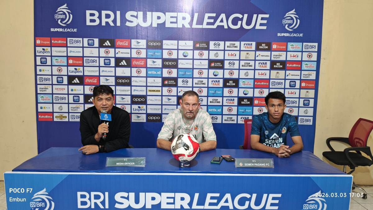 Dejan Antonic dengan Kasim Botan saat konferensi pers (foto:Radarsumbar)