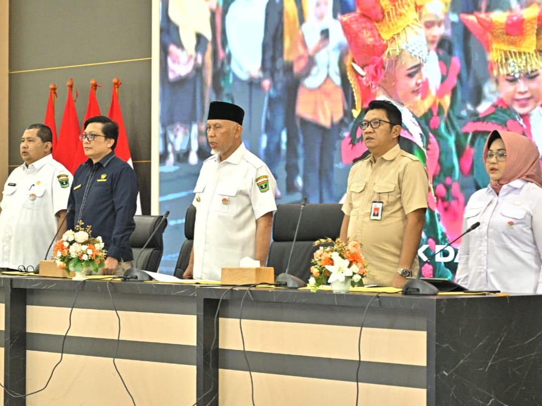 Gubernur Sumbar Mahyeldi saat menghadiri Rapat Pleno Tim Percepatan Akses Keuangan Daerah (TPAKD) di Auditorium Gubernuran Sumbar, Rabu (4/3/2026). Foto Adpsb. 