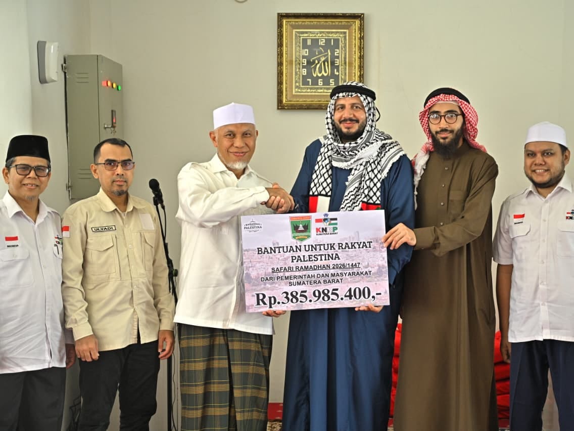 Gubernur Sumatera Barat, Mahyeldi Ansharullah secara simbolis menyerahkan bantuan kemanusiaan dari pemerintah dan masyarakat Sumbar untuk rakyat Palestina dengan total nilai sebesar Rp385.985.400. Foto Adpsb. 