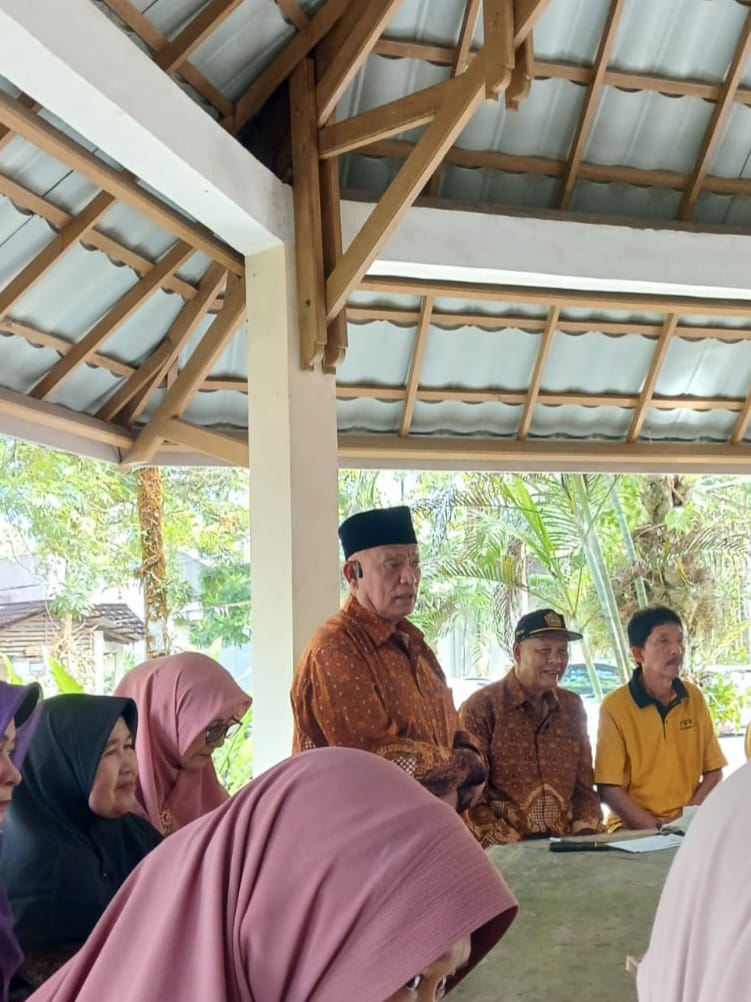 Ketua PWRI Sumbar Syafrizal Ucok menyerahkan bantuan kepada korban terdampak banjir bandang di Batu Busuak, Kec. Pauh, Kota Padang. Foto Gk.