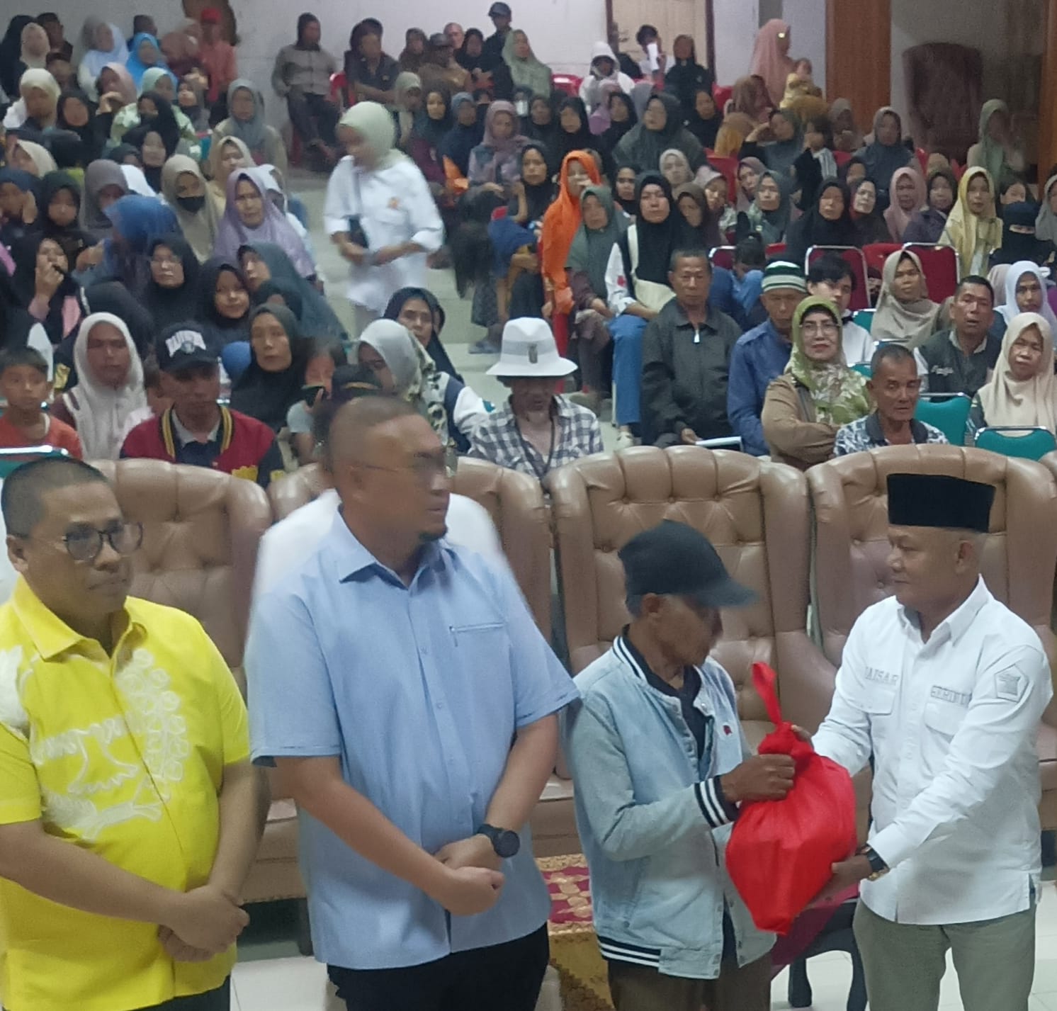 Ketua DPC Partai Gerindra Padang Panjang, Yulius Kaisar, saat serahkan bantuan disaksikan anggota DPR RI, Andre Rosiade dan Wako Hendri Arnis, Selasa (3/3/2026).