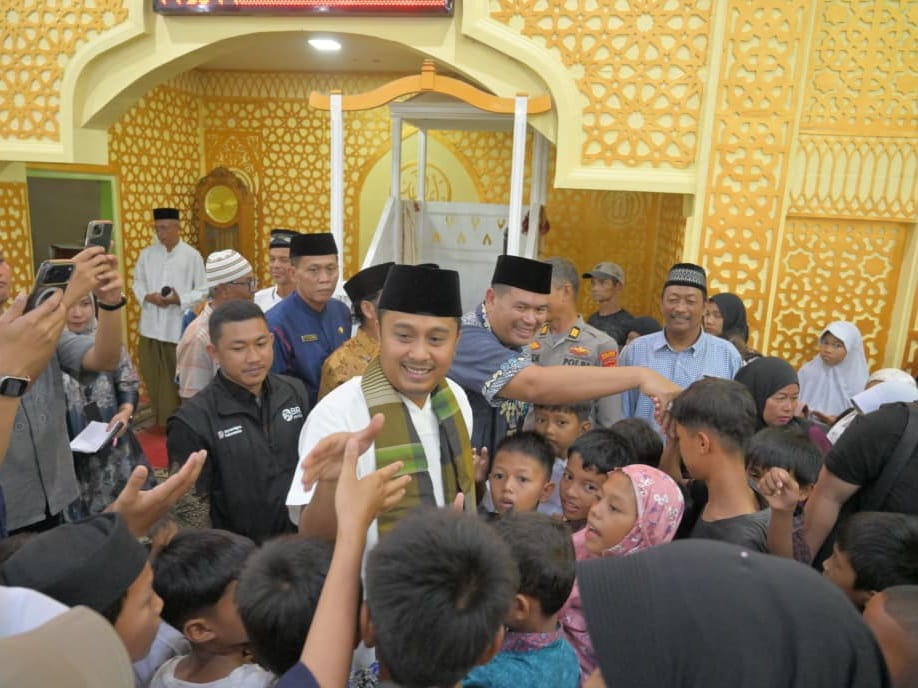 Wakil Gubernur Sumbar, Vasko Ruseimy, di tengah jemaah masjid Raya Taluk, Pariaman dalam rangkaian kegiatan Safari Ramadhan. Foto Adpsb. 