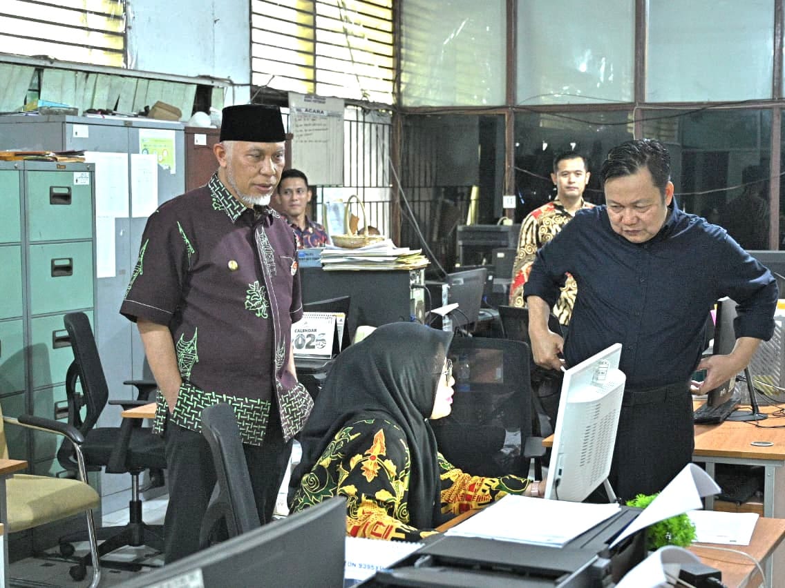 Gubernur Sumatera Barat Mahyeldi (berkopia)  melakukan Inspeksi Mendadak ke beberapa kantor/dinas. Foto Adpsb. 