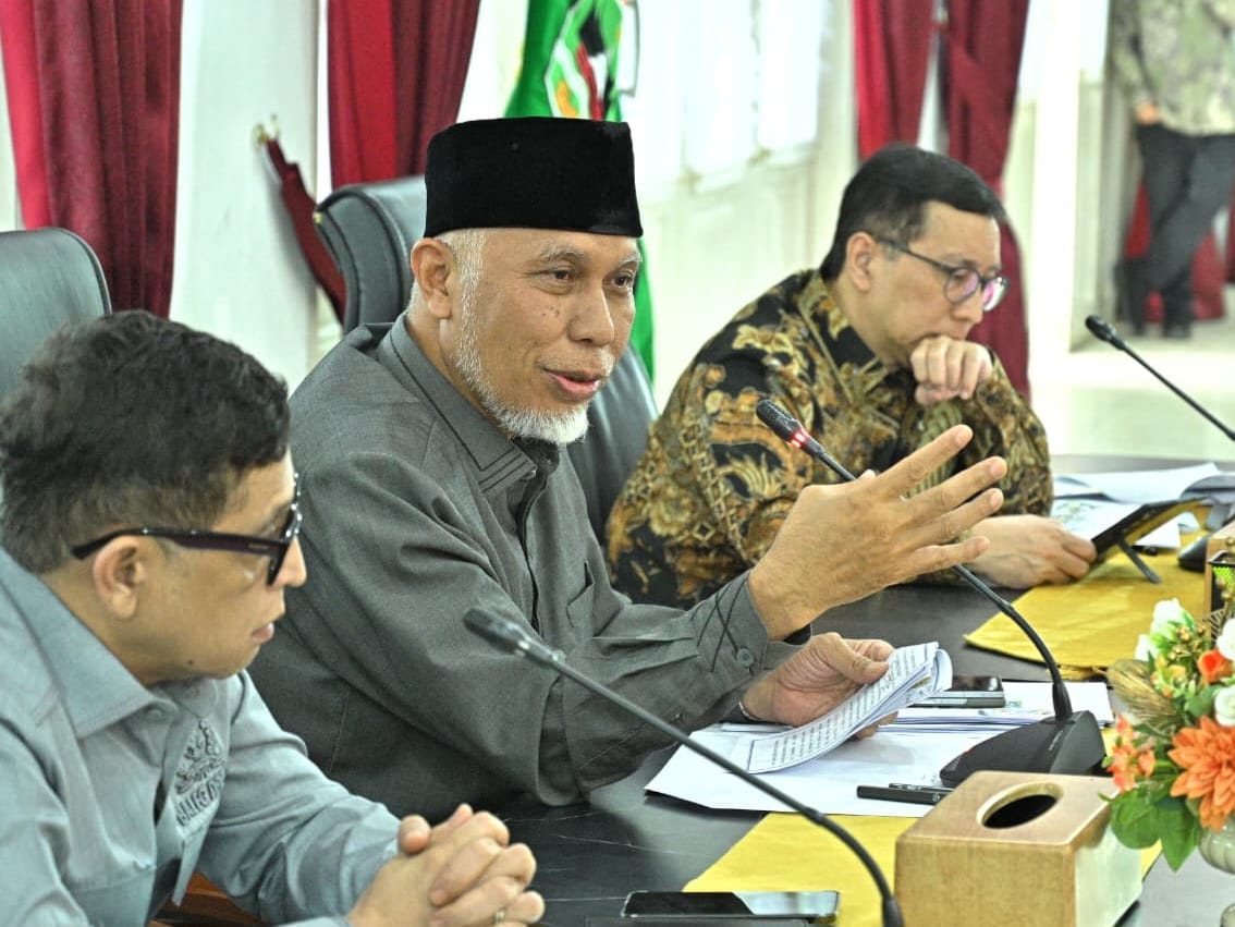Gubernur Sumatera Barat, Mahyeldi Ansharullah (tengah) dalam pertemuan menyambut kunjungan kerja Komisi I DPR RI dalam rangka masa reses di Sumbar. Foto Adpsb. 