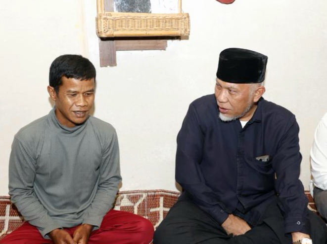 Gubernur Sumatera Barat, Mahyeldi Ansharullah, saat mengunjungi rumah Buyuang yang tak layak huni di Padamg. Foto Adpsb. 