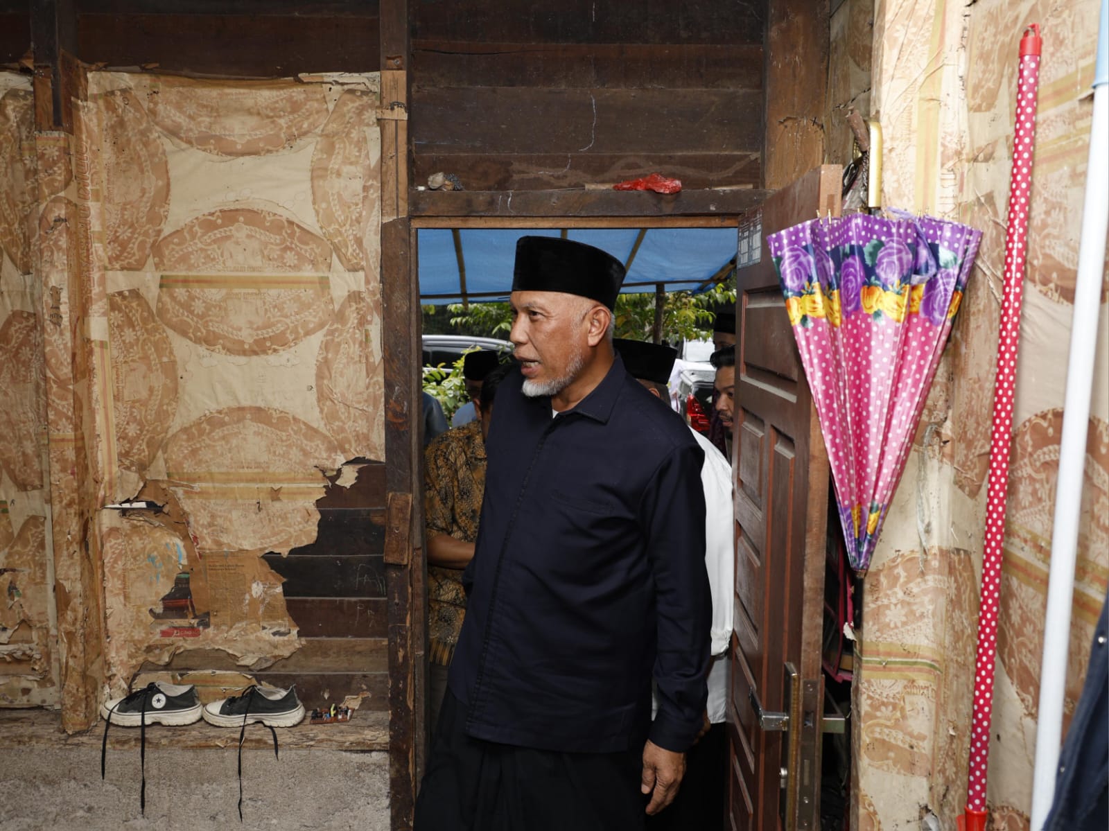 Gubernur Sumbar Mahyeldi saat memasuki rumah Safrianto, yang sehari-hari bekerja sebagai buruh tani di kabupaten Solok Selatan. Foto Adpsb. 
