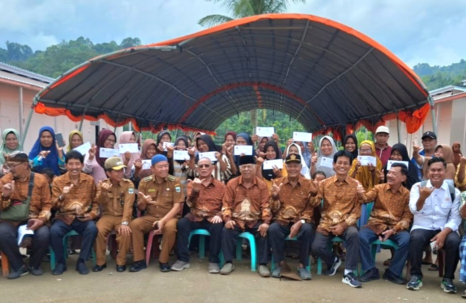 Ketua PWRI Sumbar, Syafrizal Ucok dan jajaran foto bersama penerima bantuan di Korong Asam Pulau, Padang Pariaman, Senin (9/3/2026). Foto ist. 