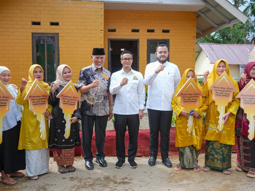 Gubernur Sumbar Mahyeldi, Ketua Umum KADIN dan Walikota Padang, menyerahkan 10 kunci rumah huntap di Batu Basuak kota Padang. Foto Adpsb. 