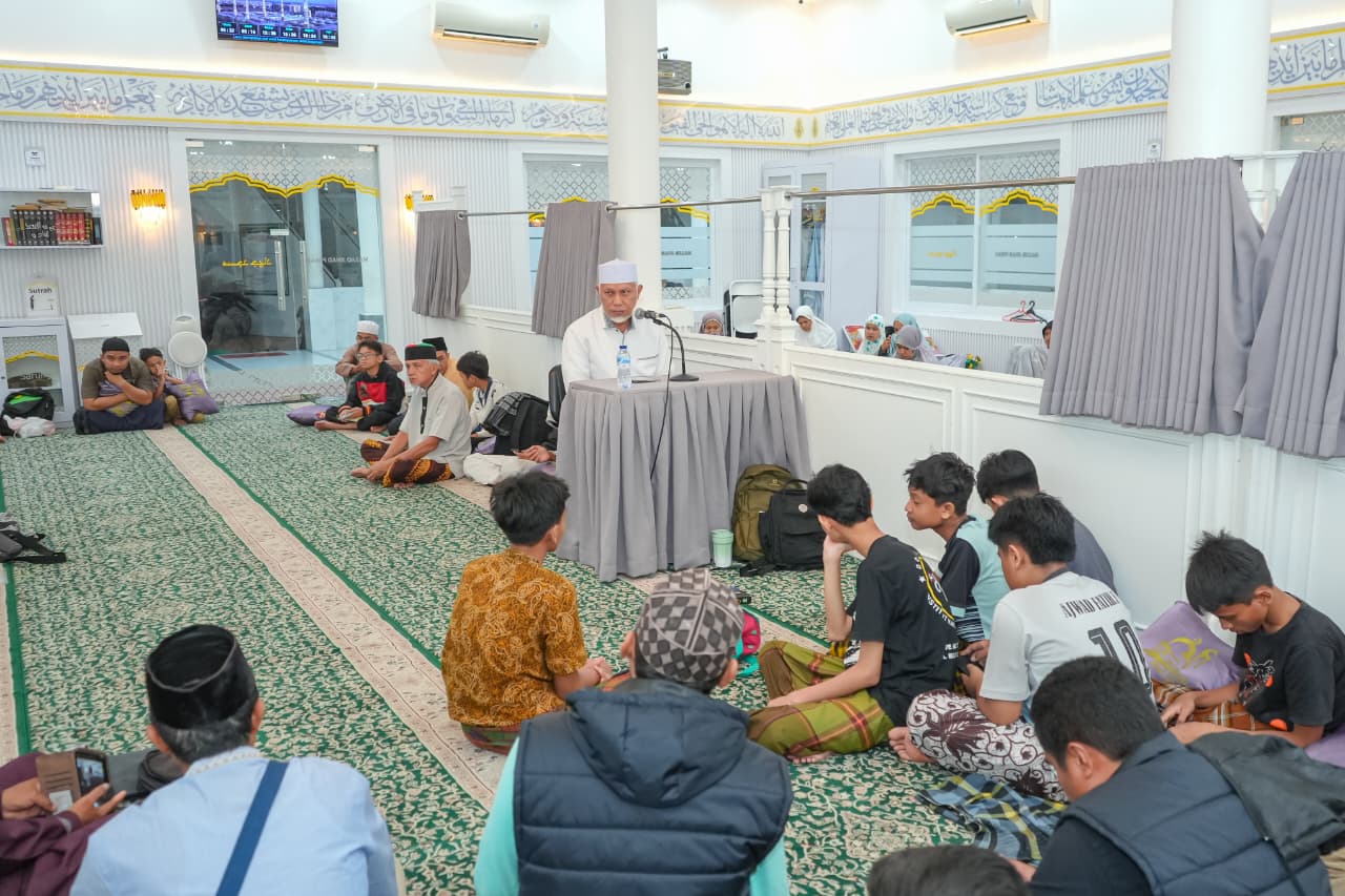 Gubernur Sumatera Barat, Mahyeldi melaksanakan iktikaf bersama warga dan berbagi pengalaman agama di Masjid Jihad Kampung Perak, Padang.
