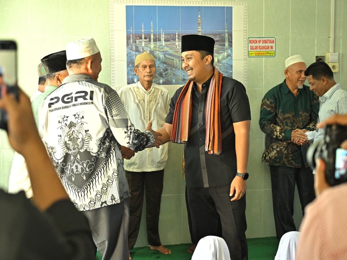 Wagub Sumbar, Vasko Ruseimy, melanjutkan rangkaian kegiatan Safari Ramadan Pemerintah Provinsi Sumbar mengunjungi Masjid Al-Ikhlas Simpang Batu Bara, Nagari Kunangan Parik Rantang, Kabupaten Sijunjung. Foto Adpsb. 